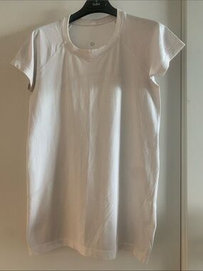 Lululemon Lightweight swift tech Women’s Short Sleeve Active Tee, size 8